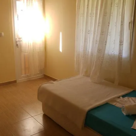 Gazde/Camere de închiriat Karaoz
