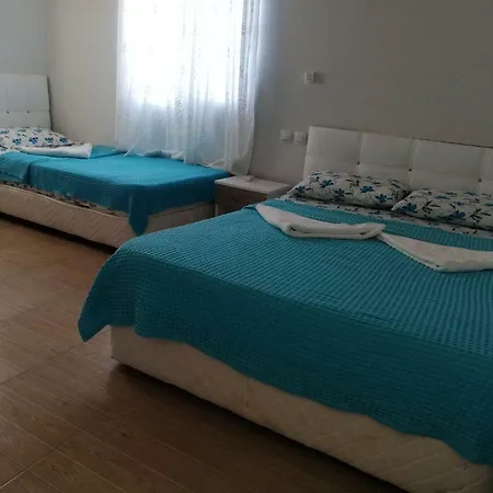 Karaoz Gazde/Camere de închiriat *